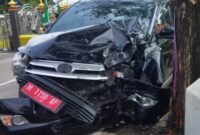 Kondisi mobil dinas yang ditumpang Ketua KPU Pamekasan usai terlibat lakalantas di Sidoarjo.