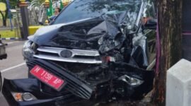 Kondisi mobil dinas yang ditumpang Ketua KPU Pamekasan usai terlibat lakalantas di Sidoarjo.