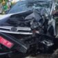 Kondisi mobil dinas yang ditumpang Ketua KPU Pamekasan usai terlibat lakalantas di Sidoarjo.