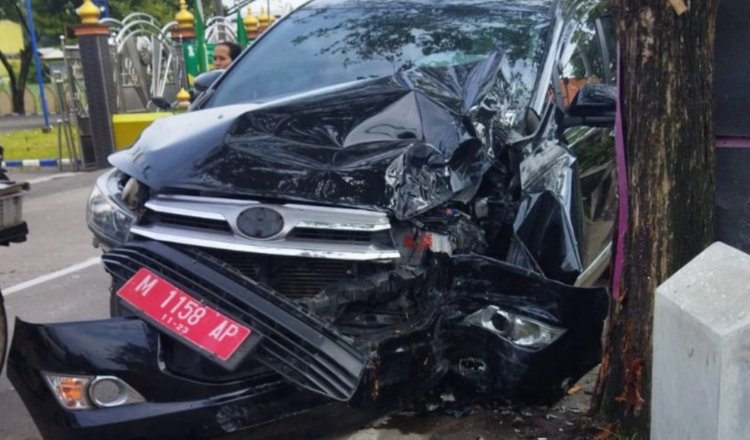 Kondisi mobil dinas yang ditumpang Ketua KPU Pamekasan usai terlibat lakalantas di Sidoarjo.