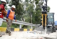 Petugas PLN saat mencari titik gangguan pasokan listrik untuk wilayah Madura