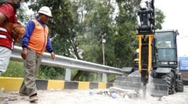 Petugas PLN saat mencari titik gangguan pasokan listrik untuk wilayah Madura