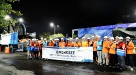 SUKSES: Personel PLN foto bersama usai sukses memulihkan gangguan listrik Madura.