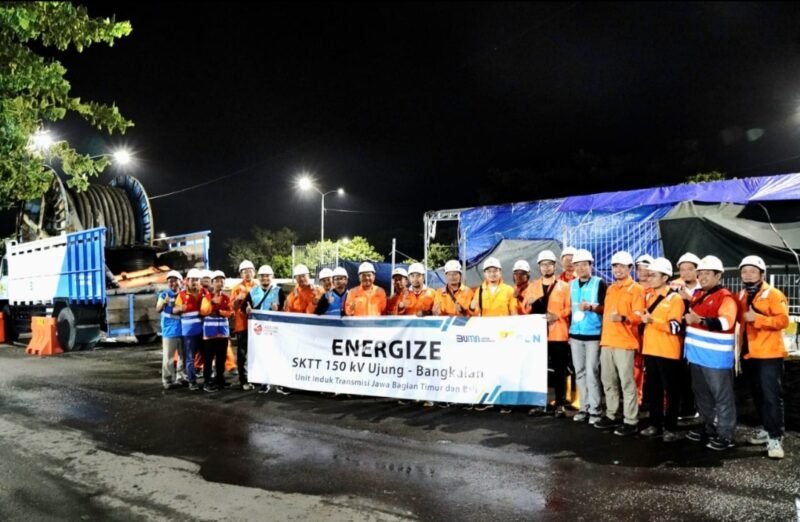 SUKSES: Personel PLN foto bersama usai sukses memulihkan gangguan listrik Madura.