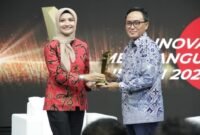 Bupati Pamekasan Baddrut Tamam saat menerima penghargaan dari TV One.