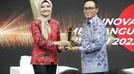 Bupati Pamekasan Baddrut Tamam saat menerima penghargaan dari TV One.