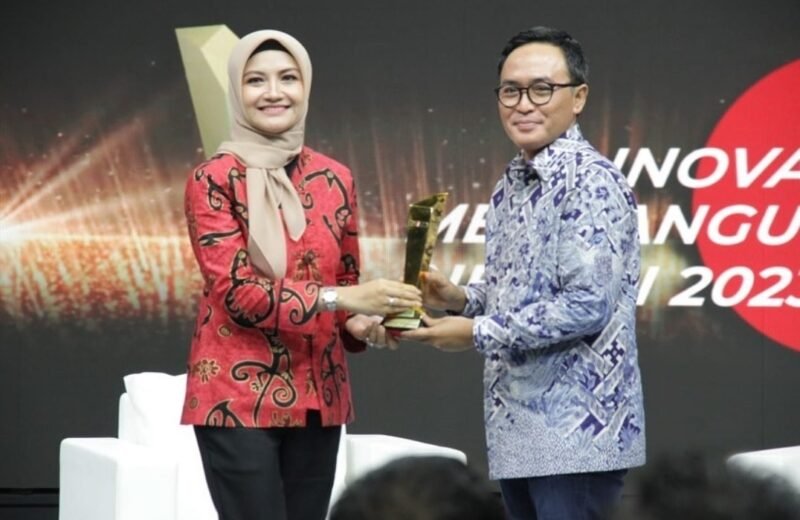 Bupati Pamekasan Baddrut Tamam saat menerima penghargaan dari TV One.