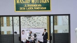 LANCAR: Suasana Masjid Al-Muttaqin, Desa Lades, Pamekasan saat kegiatan sharing session Ustadz Hannan Attaki.