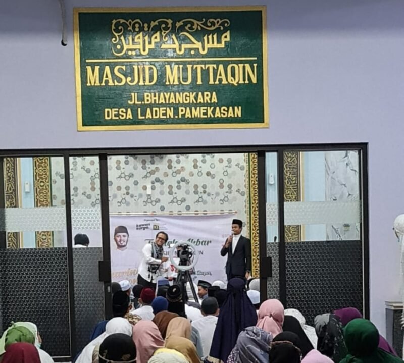 LANCAR: Suasana Masjid Al-Muttaqin, Desa Lades, Pamekasan saat kegiatan sharing session Ustadz Hannan Attaki.
