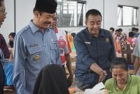 TERUS MENGABDI: Owner CV Ayunda Permata Sejahtera Bambang Budianto (baju hitam) mendampingi Wabup Pamekasan RB. Fattah Jasin melihat proses linting rokok.