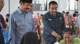 TERUS MENGABDI: Owner CV Ayunda Permata Sejahtera Bambang Budianto (baju hitam) mendampingi Wabup Pamekasan RB. Fattah Jasin melihat proses linting rokok.
