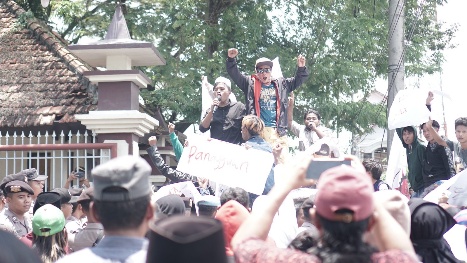 Massa aksi saat orasi di depan Kantor DPRD Pamekasa. (Foto: Arivan)