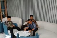 Caleg PAN dapil 2 Pamekasan Moh. Rusi (tengah) bersama tim menyiapkan berkas bukti dugaan kecurangan pileg di Kantor DPP PAN Jakarta.
