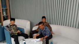 Caleg PAN dapil 2 Pamekasan Moh. Rusi (tengah) bersama tim menyiapkan berkas bukti dugaan kecurangan pileg di Kantor DPP PAN Jakarta.