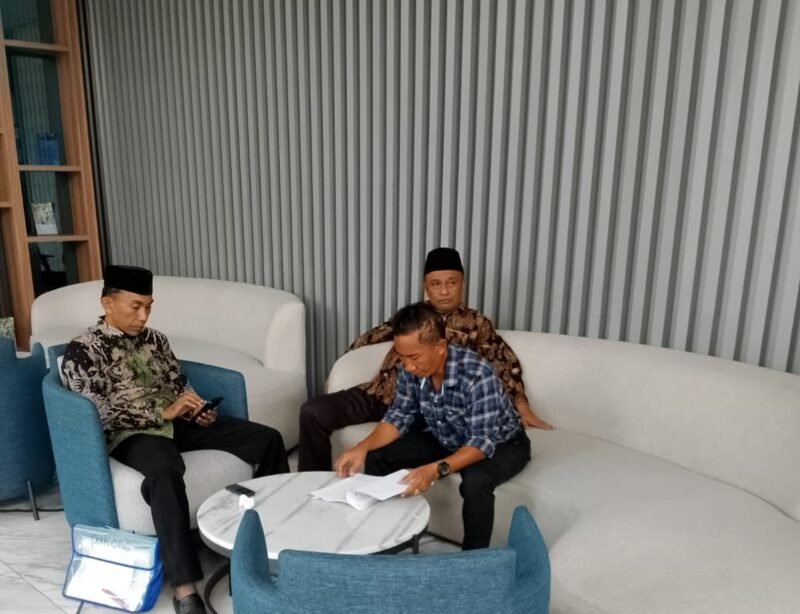 Caleg PAN dapil 2 Pamekasan Moh. Rusi (tengah) bersama tim menyiapkan berkas bukti dugaan kecurangan pileg di Kantor DPP PAN Jakarta.
