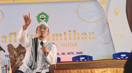 KH. Musleh Adnan saat berceramah pada acara temu alumni dan wisuda purnasiswa Yayasan Pesantren Nurul Huda, Gingging, Bluto, Sumenep. (DOK. KLIK MADURA)