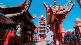 Pemimpin Redaksi (Pemred) Klik Madura Prengki Wirananda berada di halaman Vihara Avalokitesvara, Desa Polagan, Kecamatan Galis, Kabupaten Pamekasan, Madura.