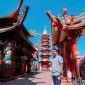 Pemimpin Redaksi (Pemred) Klik Madura Prengki Wirananda berada di halaman Vihara Avalokitesvara, Desa Polagan, Kecamatan Galis, Kabupaten Pamekasan, Madura.