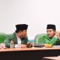 Ketua DPC PPP Sumenep KH. Ali Fikri (kanan) berbincang dengan Sekretaris DPC PPP Sumenep Moh. Syukri. (FOTO: IG@dpcpppsumenep)