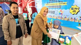 Kabid Pembinaan PAUD dan PNFI Dinas Pendidikan Sampang RR. Dewi Trisna,. M.Pd didampingi Pemred Klik Madura Prengki Wirananda menyerahkan hadiah kepada salah satu juara KDC di Pendopo Trunojoyo Sampang. (FOTO: MOH. IQBALUL KHAVEI / KLIKMADURA)