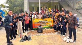 BERMANFAAT: Peserta KKN 06 UTM foto bersama pemateri dari Dinas Peternakan Bangkalan, dan masyarakat peserta pelatihan di Desa Ko’ol, Kecamatan Kelampis, Bangkalan, Madura, Jawa Timur, Kamis (18/07/2024). 