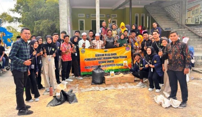 BERMANFAAT: Peserta KKN 06 UTM foto bersama pemateri dari Dinas Peternakan Bangkalan, dan masyarakat peserta pelatihan di Desa Ko’ol, Kecamatan Kelampis, Bangkalan, Madura, Jawa Timur, Kamis (18/07/2024). 