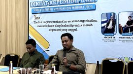 Narasumber memaparkan materi ssat diklat kepemimpinan yang digelar HMPS Ekonomi Syariah, IAIN Madura beberapa waktu lalu. (HMPS ES FOR KLIK MADURA)
