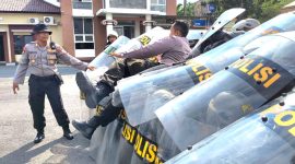 Anggota Dalmas Polres Pamekasan saat mengikuti latihan keterampilan di Mapolres Pamekasan. 