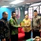 Tim dosen IAIN Madura menyerahkan cinderamata di lokasi KKN Internasional di Malaysia. (FOTO: ISTIMEWA)