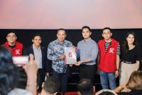 Bakal calon bupati Sampang H. Slamet Junaidi saat menerima surat rekomendasi dari Ketum PSI Kaesang Pangarep di Cinepolis Cinemas, Senayan Park, Jakarta.