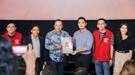 Bakal calon bupati Sampang H. Slamet Junaidi saat menerima surat rekomendasi dari Ketum PSI Kaesang Pangarep di Cinepolis Cinemas, Senayan Park, Jakarta.