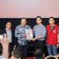 Bakal calon bupati Sampang H. Slamet Junaidi saat menerima surat rekomendasi dari Ketum PSI Kaesang Pangarep di Cinepolis Cinemas, Senayan Park, Jakarta.