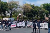 Ratusan mahasiswa UTM saat menggelar aksi di depan Kantor DPRD Jatim di Jalan Indrapura, Jumat (23/8/2024)