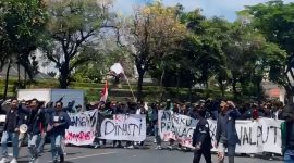Ratusan mahasiswa UTM saat menggelar aksi di depan Kantor DPRD Jatim di Jalan Indrapura, Jumat (23/8/2024)