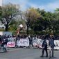 Ratusan mahasiswa UTM saat menggelar aksi di depan Kantor DPRD Jatim di Jalan Indrapura, Jumat (23/8/2024)
