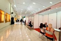 Sejumlah calon pelamar kerja berada di stand Klik Madura pada kegiatan Job Fair HUT ke-58 IAIN Madura. 