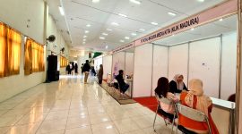 Sejumlah calon pelamar kerja berada di stand Klik Madura pada kegiatan Job Fair HUT ke-58 IAIN Madura. 