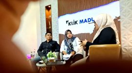 Direktur Klik Madura Sari Purwati saat podcast bersama tim Unit PPA Satreskrim Polres Pamekasan di Studio Klik Madura.