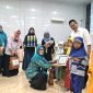 Ketua TP PKK Kabupaten Pamekasan Yenni Masrukin memberikan hadiah kepada pemenang Kolase Perca Batik Competition di Hotel Berlian, Pamekasan.