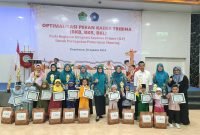 Ketua TP PKK Pamekasan Yenni Masrukin (tengah) bersama pengurus dan Direktur Klik Madura Sari Purwati (jas hitam) foto bersama para juara Kolase Perca Batik Competition.