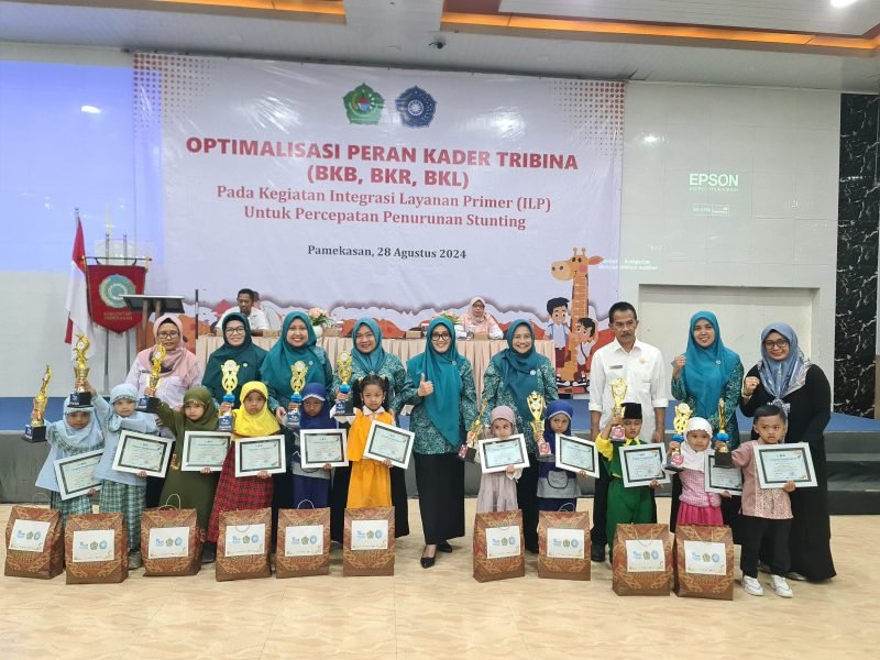Ketua TP PKK Pamekasan Yenni Masrukin (tengah) bersama pengurus dan Direktur Klik Madura Sari Purwati (jas hitam) foto bersama para juara Kolase Perca Batik Competition.