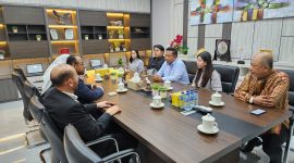 Presidir Wiraraja Group Akhmad Ma'ruf Maulana menemui Duta Besar Emirat Arab saat berkunjung ke Wiraraja Indonesia membahas investasi industri food halal. (FOTO: ISTIMEWA)