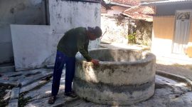 Warga melihat kondisi mata air Sumur Tanto di Dusun Pesisir, Desa Pekandangan Barat, Kecamatan Bluto, Sumenep. (DOK. KLIKMADURA)