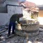 Warga melihat kondisi mata air Sumur Tanto di Dusun Pesisir, Desa Pekandangan Barat, Kecamatan Bluto, Sumenep. (DOK. KLIKMADURA)