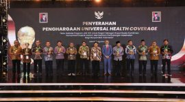 Para kepala daerah penerima UHC Awards foto bersama.