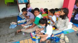 Sejumlah anak-anak warga perkampungan Jalan Dukuh Kupang XIX, Surabaya saat belajar bersama.