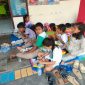 Sejumlah anak-anak warga perkampungan Jalan Dukuh Kupang XIX, Surabaya saat belajar bersama.