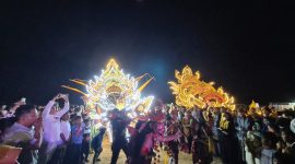 Ribuan warga menyaksikan tari topeng diiringi musik daul di Lapangan Karapan Sapi, Kecamatan Bluto, Sumenep.