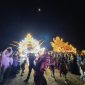 Ribuan warga menyaksikan tari topeng diiringi musik daul di Lapangan Karapan Sapi, Kecamatan Bluto, Sumenep.
