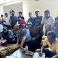 CEO PT. Bawang Mas Group H. Khairul Umam saat menyeleksi tembakau yang hendak dibeli di Gudang Induk Bawang Mas di Desa Blumbungan, Kecamatan Larangan beberapa waktu lalu.